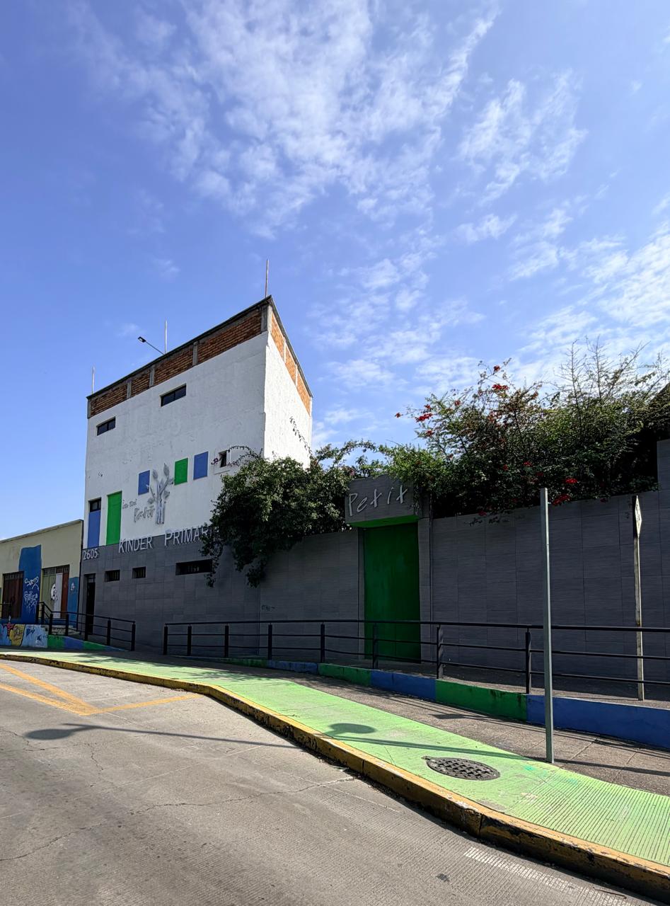 Estudiantes de Primaria leyendo con su maestra