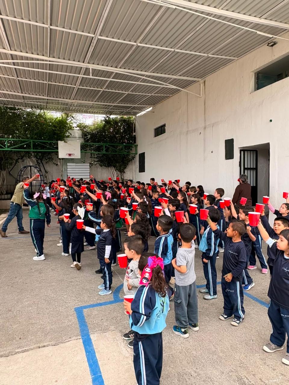 Niños jugando en el patio del colegio
