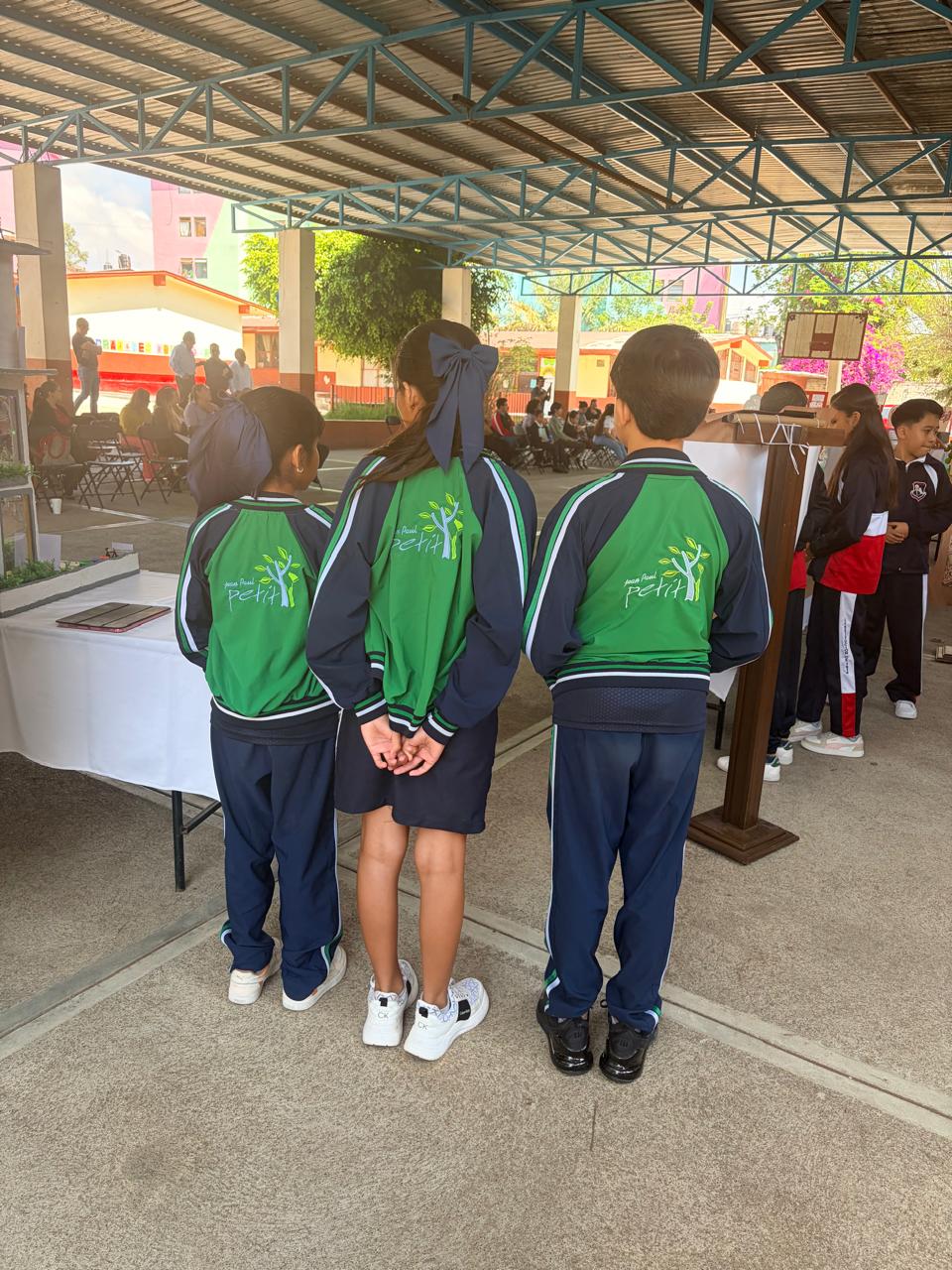 Estudiantes en el campamento escolar al aire libre